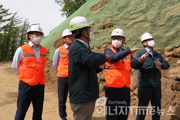 박일준 한국동서발전 사장(오른쪽에서 2번째)과 관계자들이 태백가덕산풍력 공사 현장에서 안전시설물 현황을 점검하고 있다.