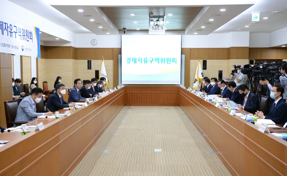 성윤모 산업부 장관이 회의를 주재하고 있다.