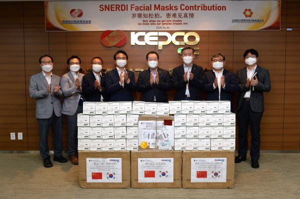 이배수 한국전력기술 사장(왼쪽 다섯번째)과 경영진이 중국 상해핵공정 설계원으로 부터 기증받은 마스크 3,000장과 함께 기념촬영을 하고 있다.