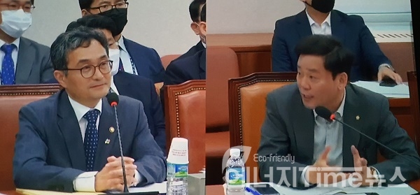 송갑석 의원(왼쪽)이 박원주 특허청장에게 정책 질의를 하고 있다.