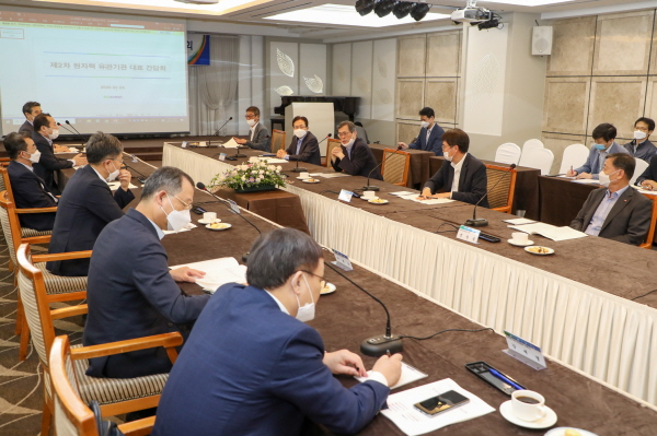 정재훈 한수원 사장(오른쪽 가운데)이 3일 대전 인터시티 호텔에서 ‘상생·소통을 위한 원자력 유관기관 대표 간담회’에서 인사말을 하고 있다.