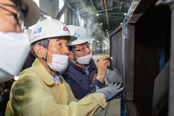 김병숙 서부발전 사장이 태안발전본부에서 직원들과 함께 발전설비 안전점검을 시행하고 있다.