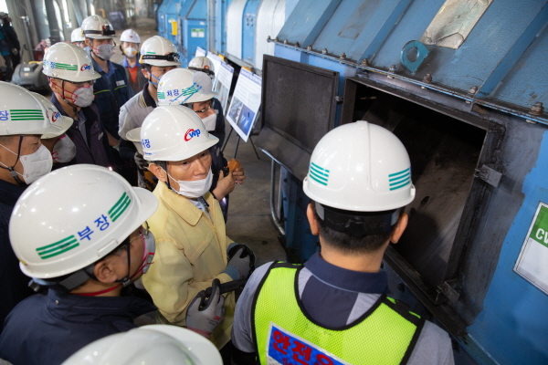 김병숙 서부발전 사장(가운데)이 태안발전본부에서 직원들과 함께 발전설비 안전점검을 시행하고 있다.