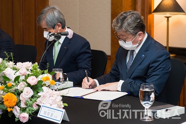 채희봉 한국가스공사 사장이 협약서에 서명하고 있다.