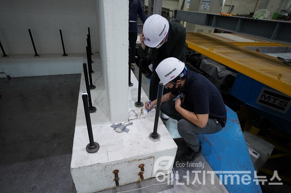 한국원자력연구원 연구팀이 실험 종료 후 전단벽 구조몰의 지진 안전성을 검토하고 있다.