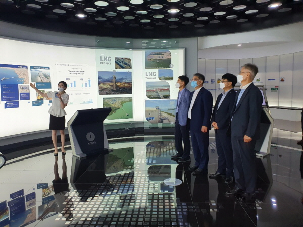 김광직 가스안전공사 상임감사(오른쪽 세번째)가 23일 한국가스공사 에너지갤러리 ‘청연’을 방문해 설명을 듣고 있다.