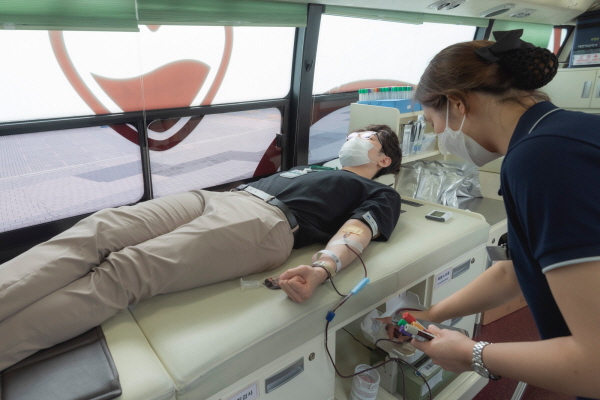 남부발전 직원이 헌혈 릴레이 행사에 참여 헌혈을 하고 있다.