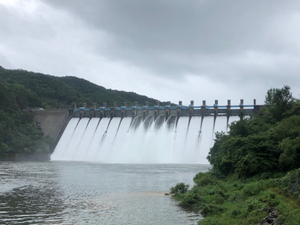 한수원 한강수력본부는 8월 3일부터 홍수조절을 위한 화천댐 수문 방류를 시행하고 있다.