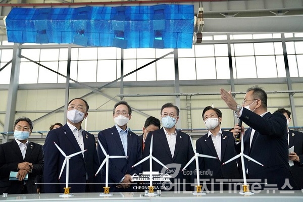 문재인 대통령이 지난달 17일 전북 부안군 재료연구소 풍력핵심기술연구센터 풍력시험동에서 해상풍력 핵심기술을 참관하고 있다.