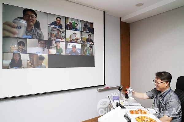 박일준 한국동서발전 사장(오른쪽)과 직원들이 온라인 화상 시스템을 통해 함께 식사를 하고 있다.