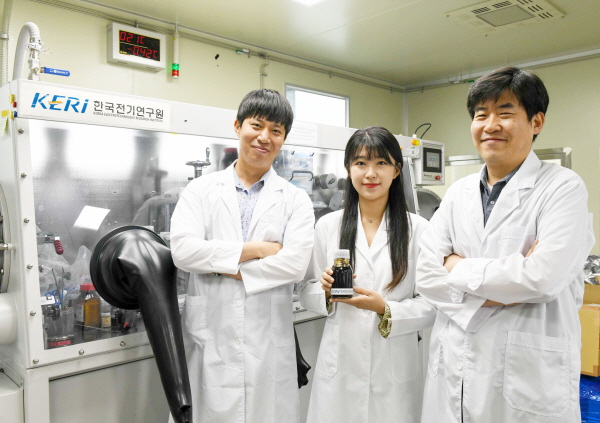 KERI 연구팀(왼쪽부터 차세대전지연구센터 박준우 선임연구원, 김민주 연구원, 이상민 센터장)이 고체전해질 용액을 들고 실험실에서 포즈를 취하고 있다.