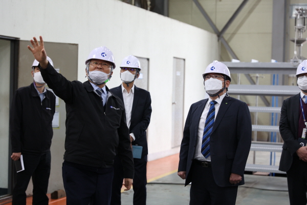 차성수 원자력환경공단 이사장(오른쪽 두번째)이 전재영 파워앰엔씨 대표에게 현장설명을 듣고 있다.