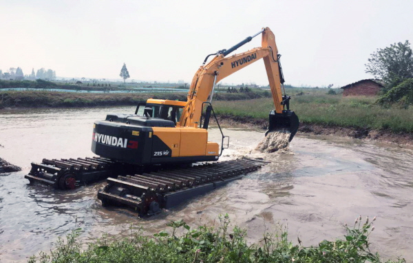 현대건설기계가 중국 후베이성에 판매한 수륙양용 굴착기