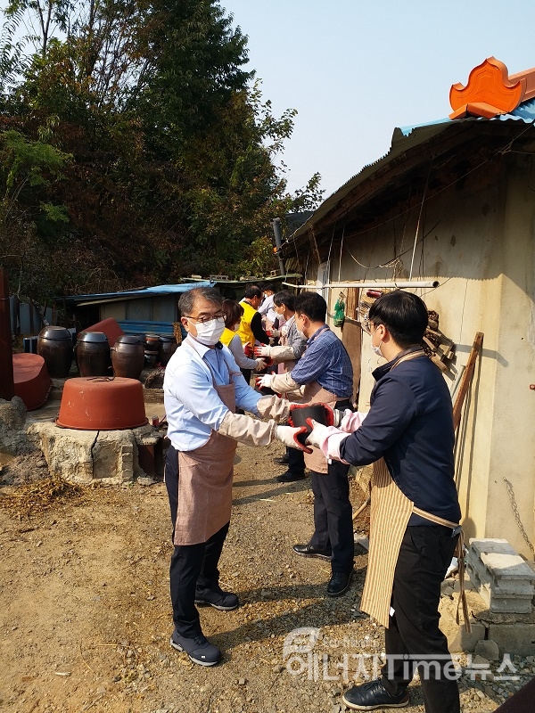 김광직 한국가스안전공사 상임감사(왼쪽)는 27일 충북혁신도시 인근 마을을 방문해 사랑의 연탄 나눔 봉사활동에 참여하고 있다.