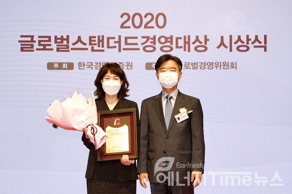 한전KDN 김미경실장(왼쪽)이 지속가능경영대상을 수상하고 기념촬영을 하고 있다.