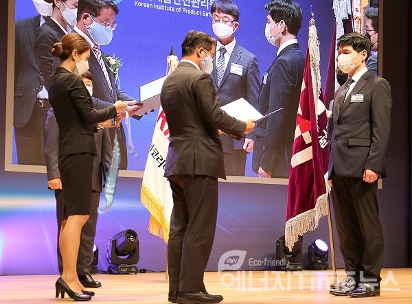 제품안전의날 행사에서 KTL 직원이 국무총리 단체표창을 수상하고 있다.