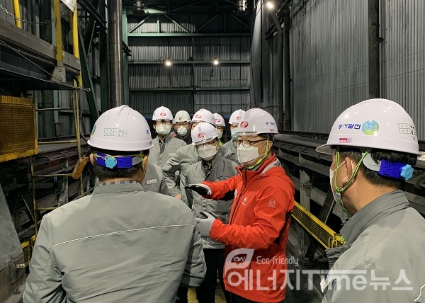 박일준 한국동서발전 사장(가운데)과 직원들이 발전소 현장 안전점검을 시행하고 있다.
