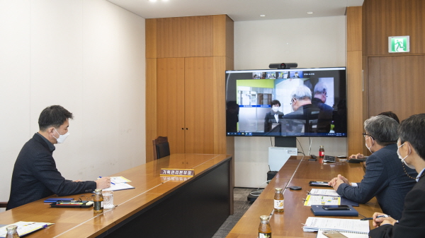 김신형 중부발전 기획관리본부장(왼쪽)과 관계자들이 화상으로 그린스마트 스쿨 온라인 개소식에 참석하고 있다.