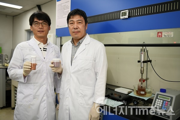 기술 개발자인 정희진 박사(왼쪽)와 이건웅 박사(오른쪽)가 금속(구리) 그래핀 복합 파우더와 잉크를 각각 들고 포즈를 취하고 있다.