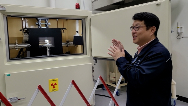 김병남 원자력연구원 박사가 직접 개발한 전자가속기 기반 악취제거 융합시스템을 설명하고 있다.