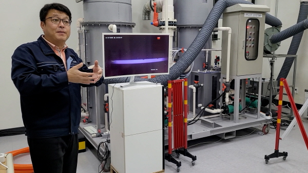 원자력연구원 김병남박사가 전자가속기 기반 악취제거 융합시스템을 설명하고 있다.