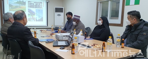 아민 M. 다하투 대사 부부가 에스디웨이 독립형 태양광발전 기술에 대해 설명을 듣고 있다.