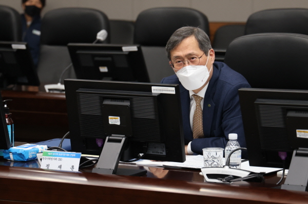 서울, 대전, 경주 3개 지역을 화상으로 연결해 진행된 간담회에서 정재훈 한수원 사장이 발언하고 있다.
