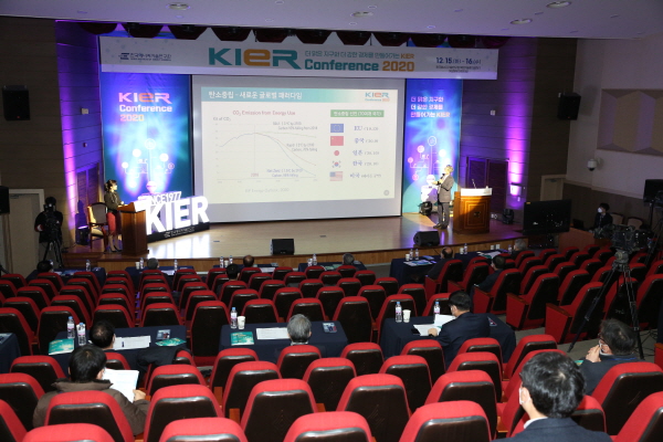 ‘KIER Conference 2020’ 에너지 대상에 ‘혁신소재 유-무기 하이브리드 태양전지 기술 개발’을 발표한 김동석 울산차세대전지연구개발센터 책임연구원이 선정됐다.