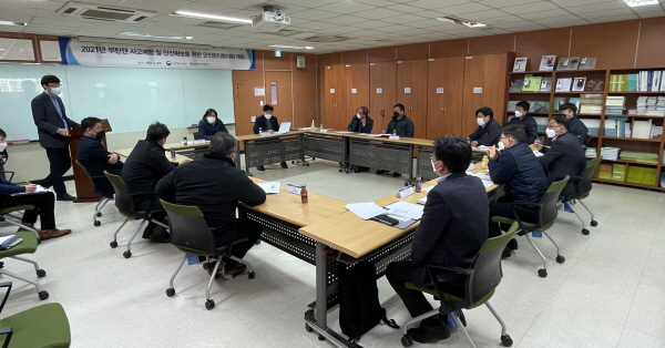 한국가스안전공사는 2일 충남지역본부에서 산업통상자원부 사무관과 부탄캔 제조업체가 참여한 가운데 부탄캔 사고예방을 위한 안전관리협의회를 개최하고 있다.