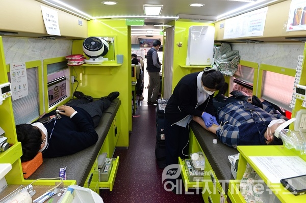 한국전력기술 임직원들이 헌혈에 참여하고 있다.