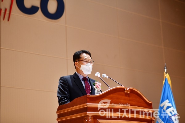 박지현 신임 사장이 취임사를 하고 있다.