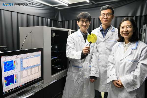 ‘전력반도체용 SiC 소재 결함 분석 및 평가기술'을 개발한 한국전기연구원 전력반도체연구센터 연구원들이 기념촬영을 하고 있다.(왼쪽부터=정현진·방욱·나문경 연구원)