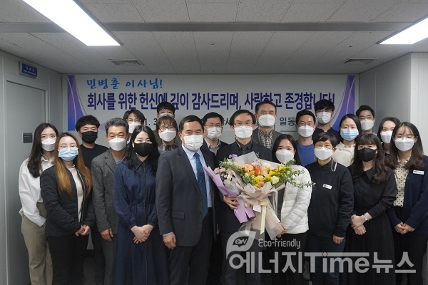 김금렬 한국공항서비스 사장이 민병훈 이사 퇴임식에 참석해 직원들과 함께 기념촬영을 하고 있다.