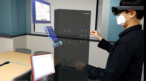 한국수력원자력 직원이 신고리 5,6호기 사이버발전소를 통해 기기 동작을 시연하고 있다.