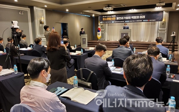 김종갑 대한전기협회 회장(한전 사장)이 전기의날 행사를 맞아 5일 열린 전력포럼에서 인사말을 하고 있다.
