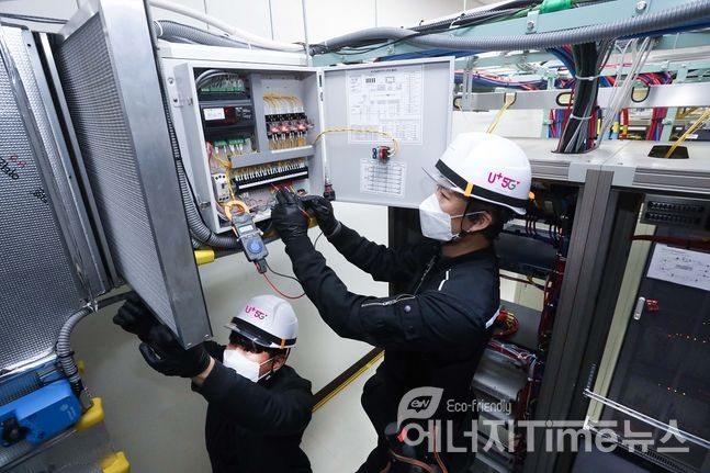 LG유플러스 협력 업체 직원들이 마곡국사에 구축된 외기냉방 시스템을 점검하는 모습.