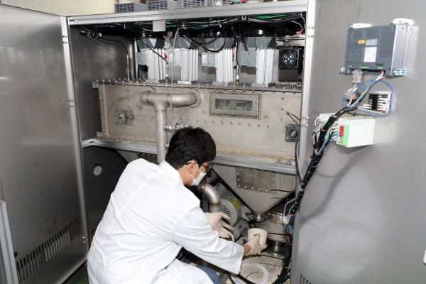 모의 원전운영 방사성폐기물을 마이크로웨이브 장치로 처리해 원료로 전환하는 모습.