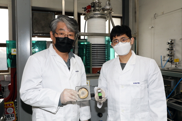 박환서 고방사성폐기물처리연구실장(왼쪽)과 이기락 선임연구원(오른쪽)이 탄화붕소 중성자흡수체 시제품을 들고 있다.