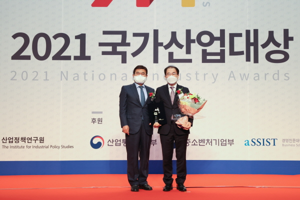 이승 한국가스공사 경영관리부사장(오른쪽)이 2021 국가산업대상 동반성장 부문 2년 연속 대상 수상 후 기념촬영을 하고 있다.