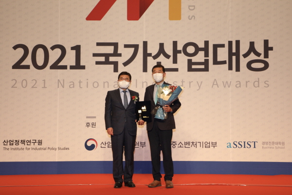 윤종철 한전KDN 상생협력부장(오른쪽)이 '2021 국가산업대상' 동반성장 부문 2년 연속 수상 후 기념촬영을 하고 있다.