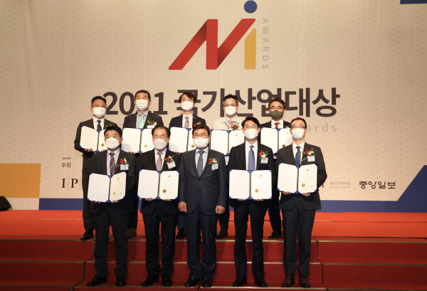 윤종철 한전KDN 상생협력부장(뒷줄 왼쪽 두 번째)이 ‘2021 국가산업대상’ 수상자들과 기념촬영을 하고 있다.