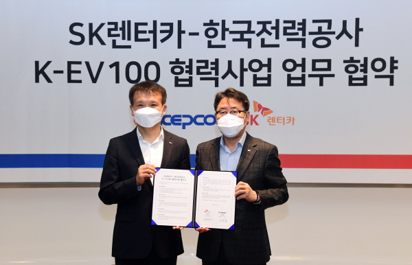 황일문 SK렌터카 대표이사(왼쪽)와 이종환 한국전력 사업총괄부사장(오른쪽)이 ‘K-EV100 협력사업’ 협약 체결 후 기념촬영을 하고 있다.