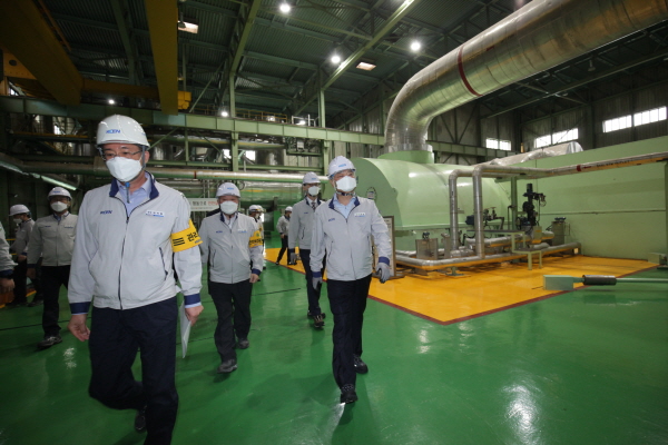 김회천 한국남동발전 사장(오른쪽)과 분당발전본부 관계자들이 발전소 설비를 둘러보고 있다.
