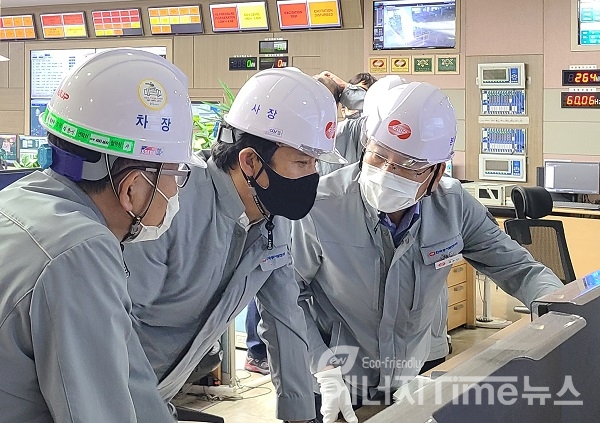 김영문한국동서발전(주) 사장(왼쪽에서 2번째)이 울산발전본부를 방문해 현장 안전점검을 시행하고 있다.