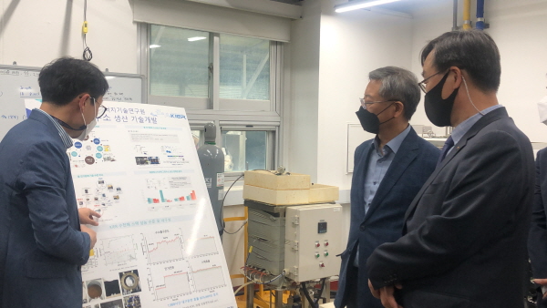 임해종 한국가스안전공사 사장(오른쪽 첫번째)이 26일 한국에너지기술연구원을 방문해 김종남 한국에너지기술연구원 원장(오른쪽 두번째)과 함께 그린수소 관련 기술 연구 현장을 둘러보고 있다.