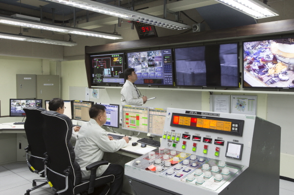 원자력연구원은 원자력이용시설의 주요 안전정보를 실시간으로 감시하고 있는 모습.