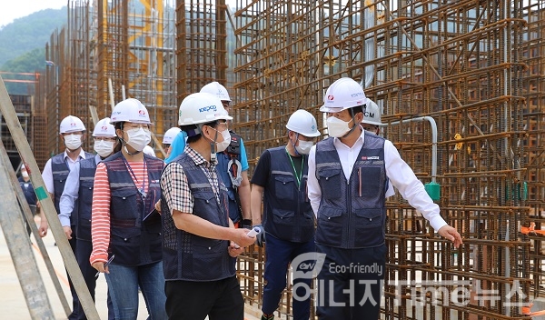 최익수 사장과 경영진이 경수로 원전연료 성형가공시설 건설현장 안전점검을 실시했다.