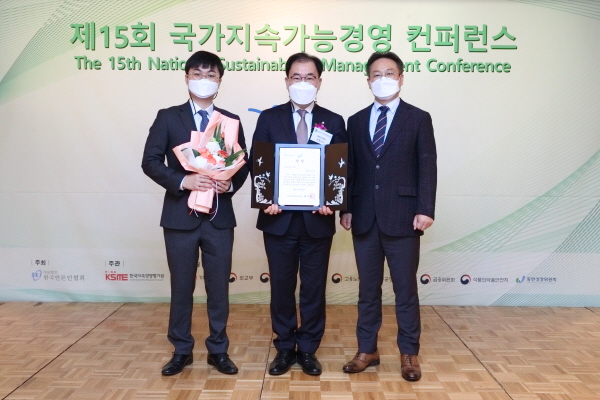 이승 한국가스공사 경영관리부사장(가운데)이 '국가지속가능경영대회에서 2년 연속 동반성장위원회 위원장상'을 수상한 후 기념촬영을 하고 있다.