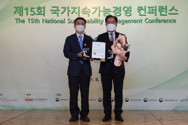 이승 한국가스공사 경영관리부사장(오른쪽)이 국가지속가능경영대회에서 2년 연속 동반성장위원회 위원장상을 수상한 후 기념촬영을 하고 있다.