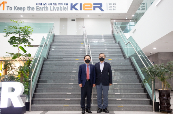 강건기 국가과학기술자문회의 지원단 단장(왼쪽)과 김종남 한국에너지기술연구원장(오른쪽)이 간담회 후 기념촬영을 하고 있다.